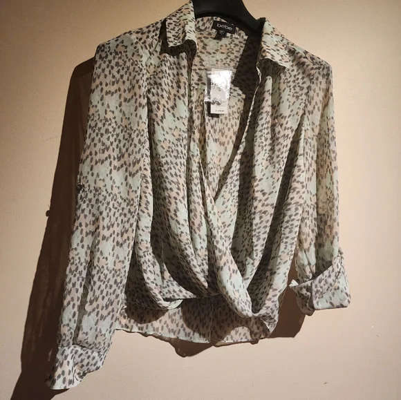 NWT Bebe Women's  Animal Print Wrap Roll Tab Sleeves Chiffon Cropped Top - Picture 8 of 13